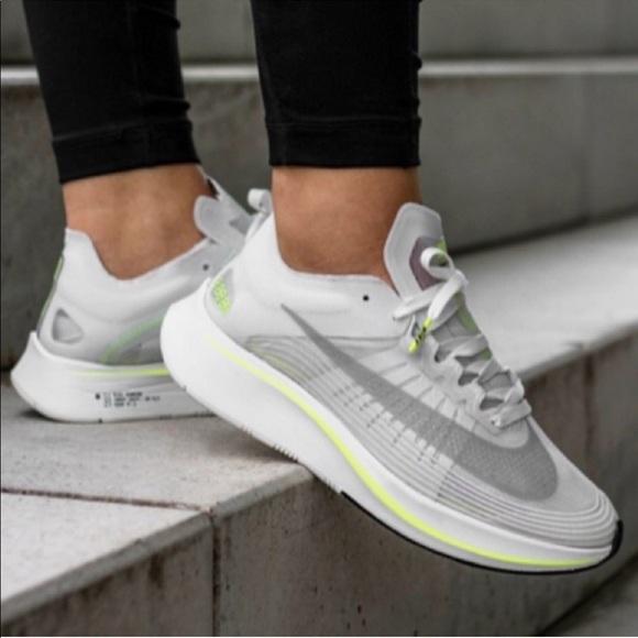 NWT Women’s Nike Zoom Fly SP - Picture 3 of 8